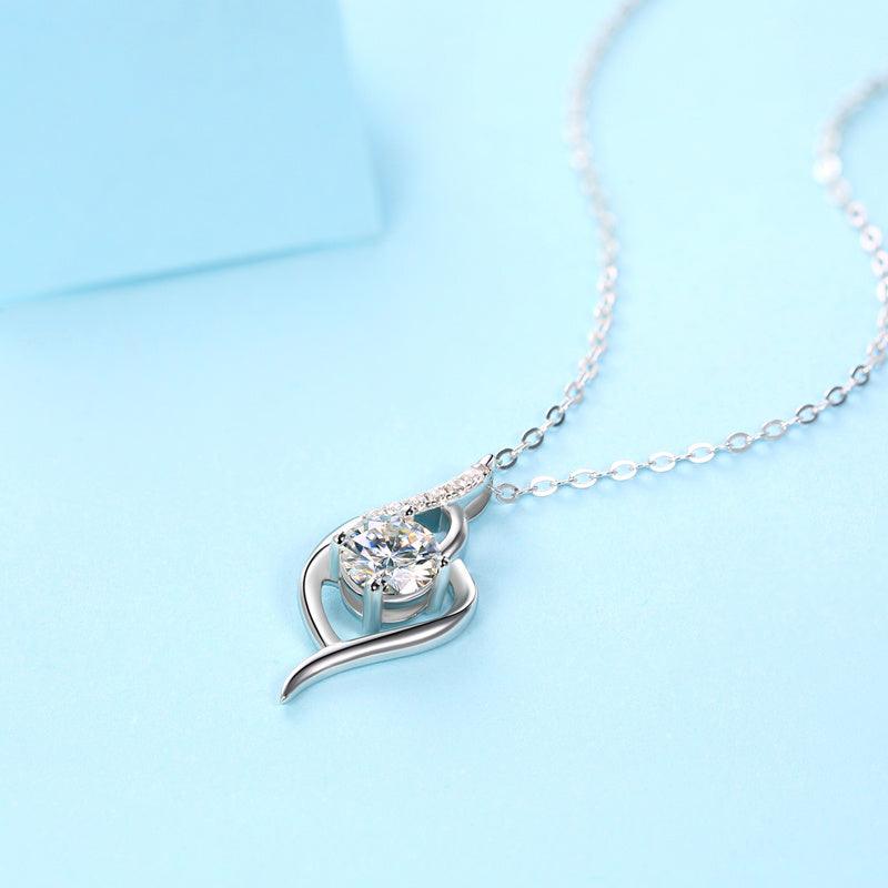 Un magnifique collier pendentif en diamant de luxe de la ville serti d'ornements en argent et diamants Mosan