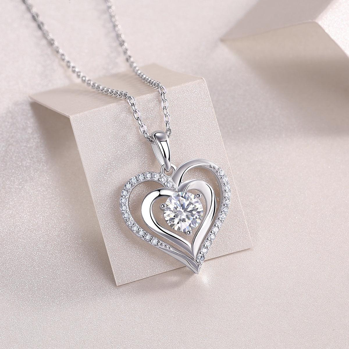 Collier pendentif en diamant de luxe Heart To Heart, serti de diamants Mosan et d'ornements en argent