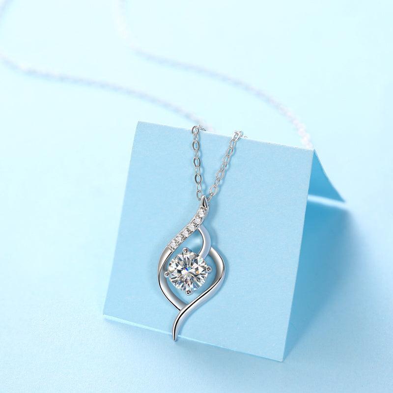 Un magnifique collier pendentif en diamant de luxe de la ville serti d'ornements en argent et diamants Mosan