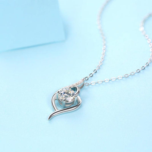 Un magnifique collier pendentif en diamant de luxe de la ville serti d'ornements en argent et diamants Mosan