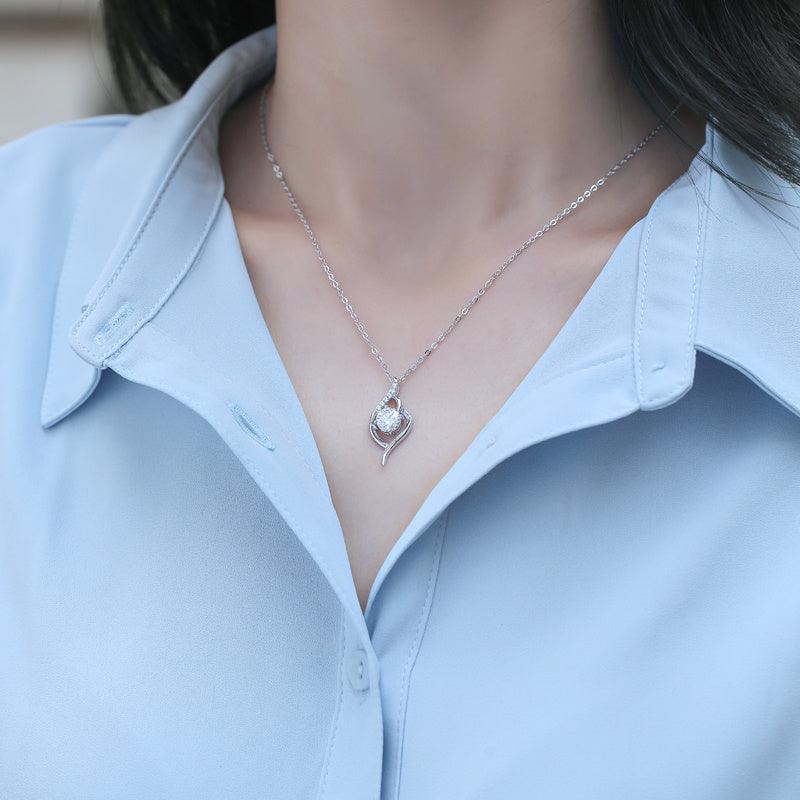 Un magnifique collier pendentif en diamant de luxe de la ville serti d'ornements en argent et diamants Mosan