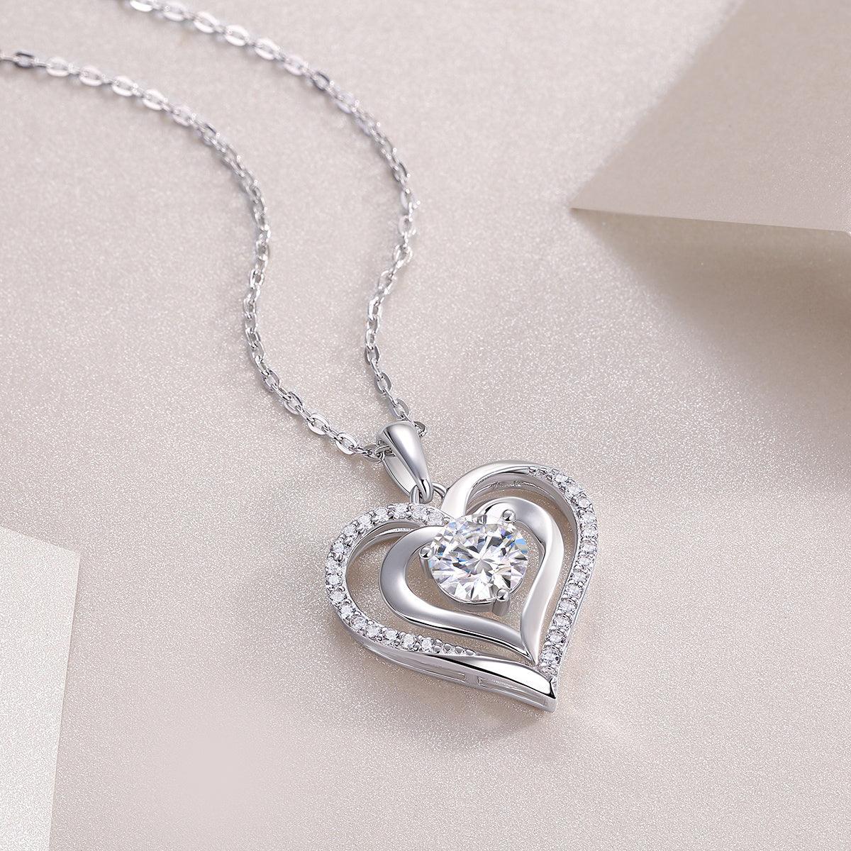 Collier pendentif en diamant de luxe Heart To Heart, serti de diamants Mosan et d'ornements en argent