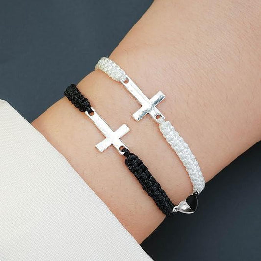 Bracelet Croix 1 Blanc 1 Noir - Ce bracelet Croix, un tissage croisé d'un bracelet blanc et d'un bracelet noir pur, est unique et profond, et est la combinaison parfaite de personnalité et de tendance.