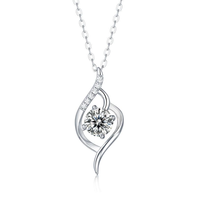 Un magnifique collier pendentif en diamant de luxe de la ville serti d'ornements en argent et diamants Mosan