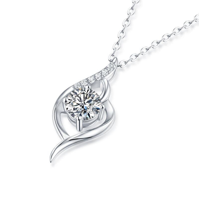 Un magnifique collier pendentif en diamant de luxe de la ville serti d'ornements en argent et diamants Mosan