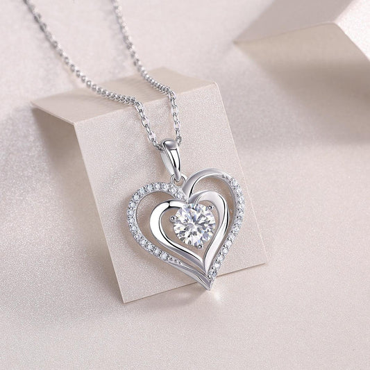 Collier pendentif en diamant de luxe Heart To Heart, serti de diamants Mosan et d'ornements en argent