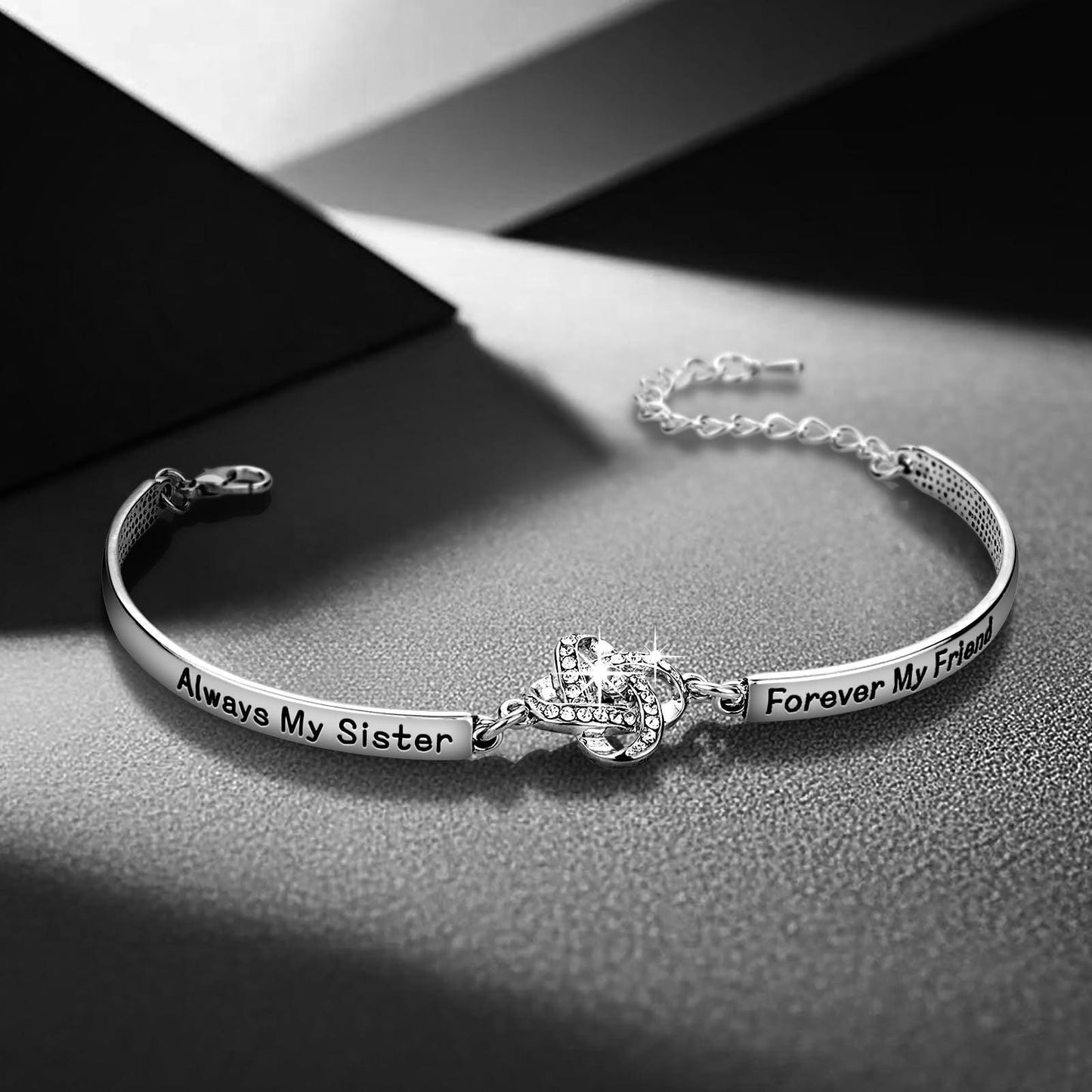 Bracelet en argent sur le thème de l'amitié entre sœurs